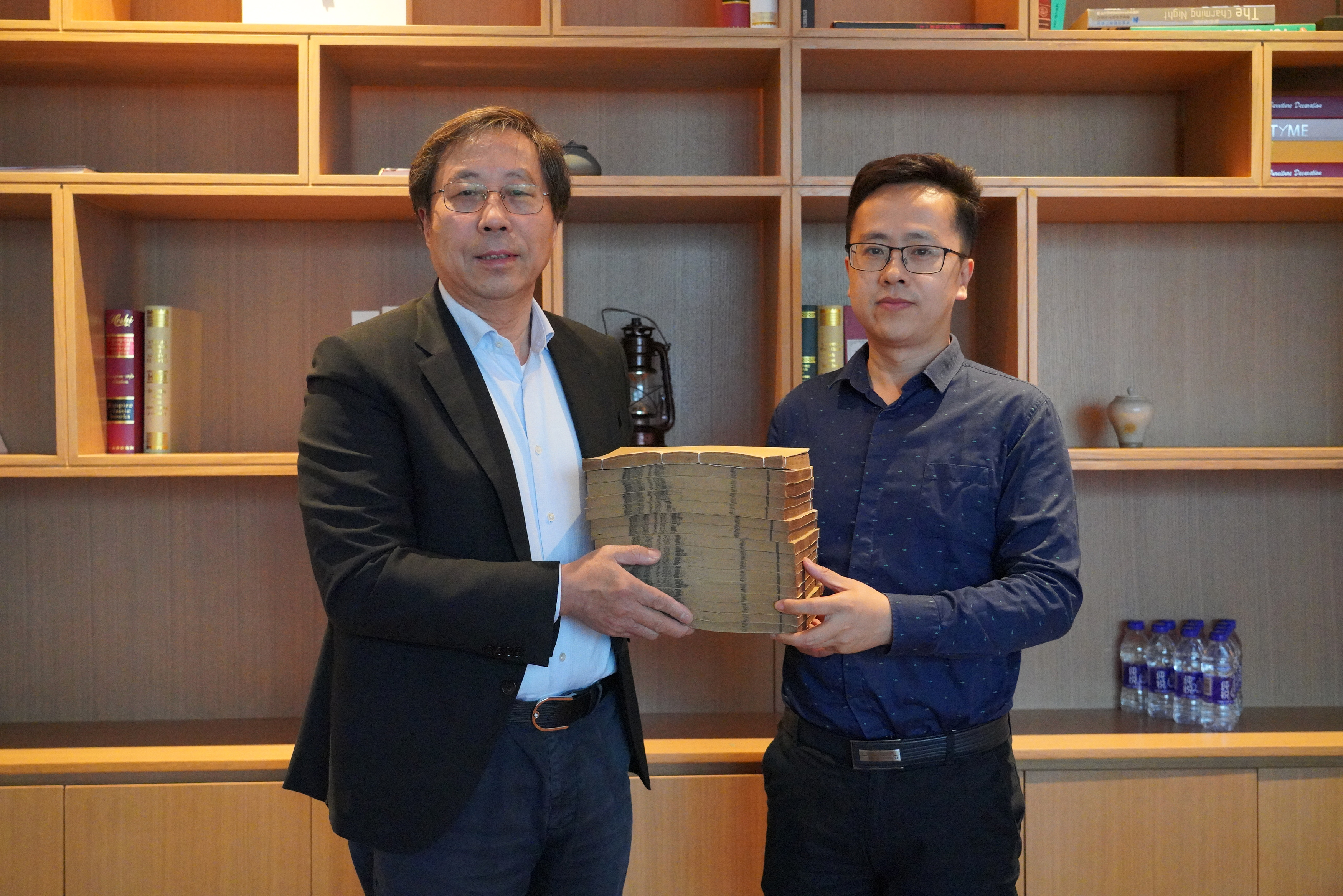錢江董事長捐贈古籍助力南潯區博物館建設