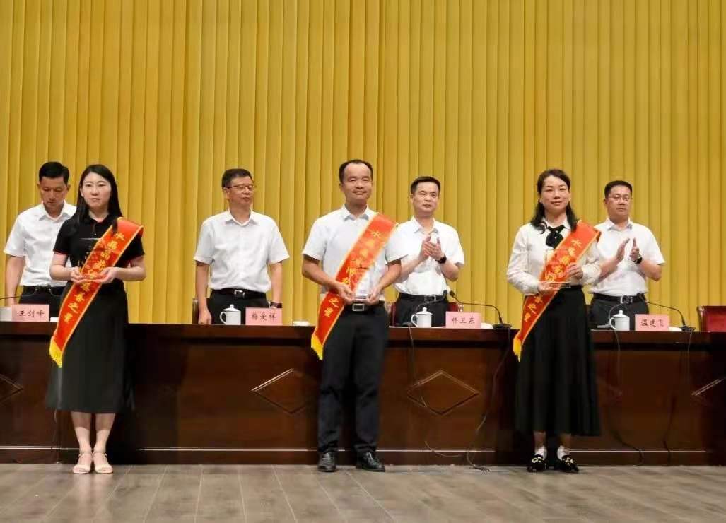 ▲巨人集團(tuán)榮獲“五星級水晶晶南潯慈善之星”獎